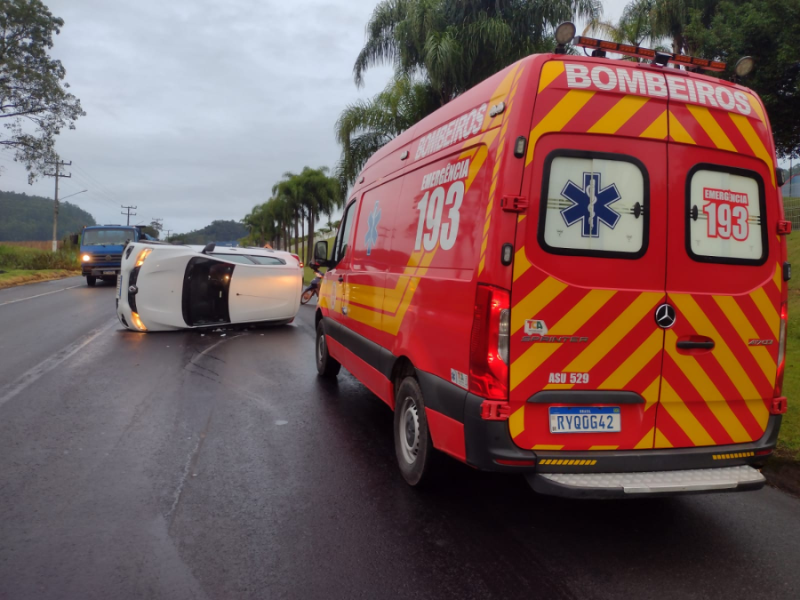 Motorista capota carro após colidir com suino na SC-108 em São Ludgero
