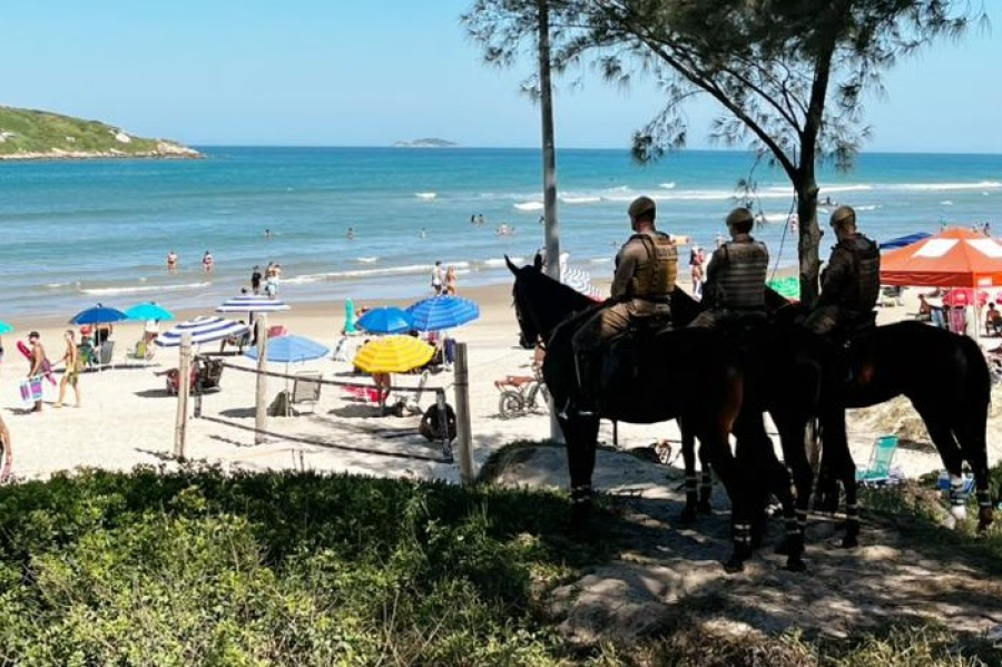 PMSC reforça segurança durante etapa internacional de surfe na Praia da Vila, em Imbituba