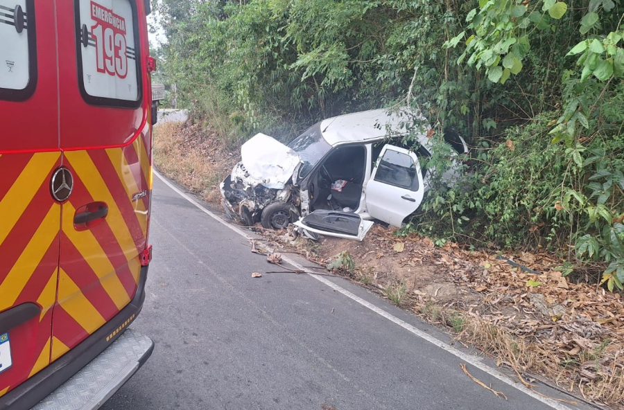 Motorista fica ferido em colisão frontal entre carro e caminhão em Braço do Norte