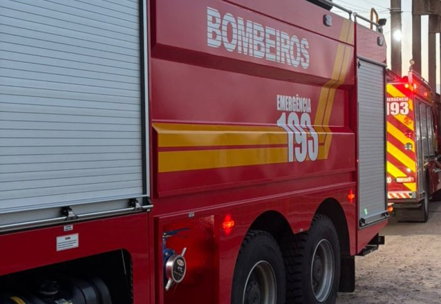 Incêndio atinge silo de arroz da Copagro em Tubarão; Corpo de Bombeiros usa 25 mil litros de água no combate