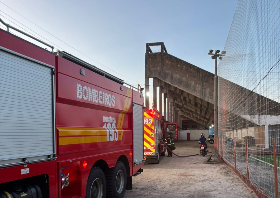 Incêndio atinge área de arquibancada do estádio do Hercílio Luz, em Tubarão