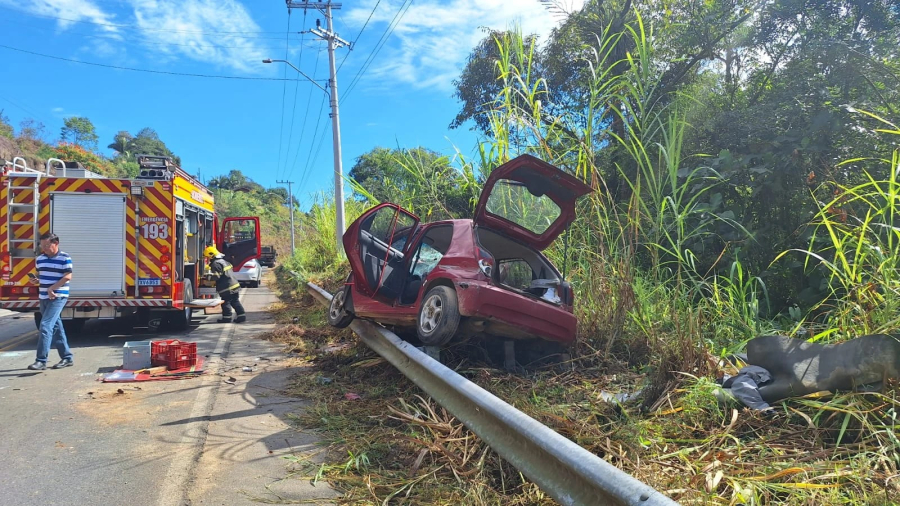 Motorista fica ferido após colisão entre carro e caminhão na SC-370 em Grão-Pará