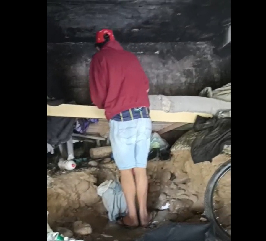 Morador de rua é retirado debaixo de ponte após limpeza de local usado como lixão em São Ludgero