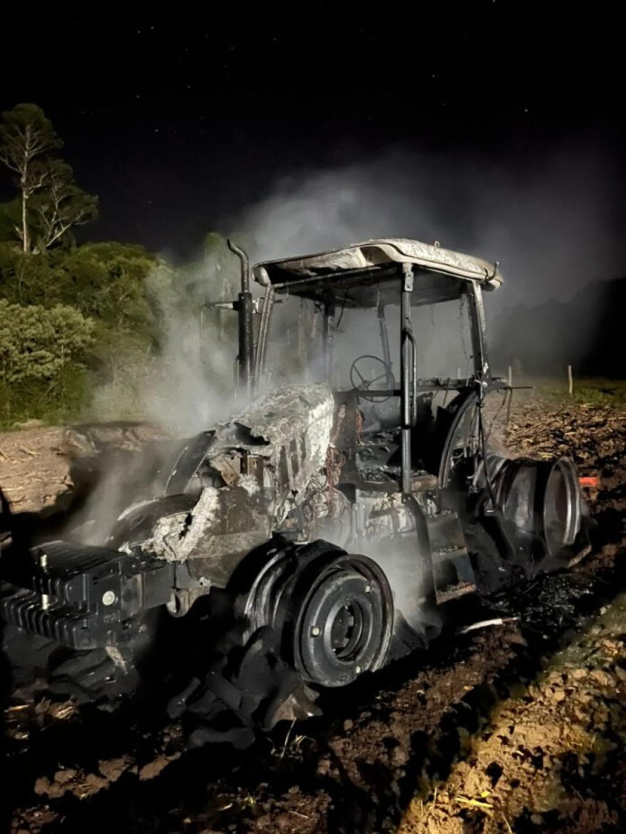 Trator agrícola fica completamente destruído após incêndio em lavoura em Orleans