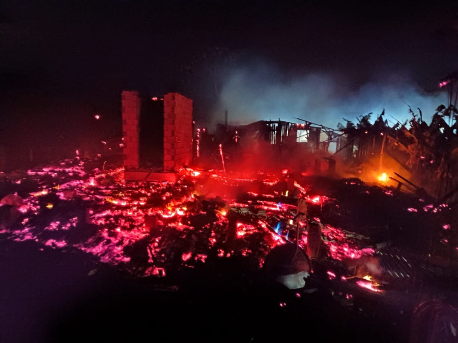 Incêndio atinge galinheiro e danifica residência às margens da SC-108 em Rio Fortuna