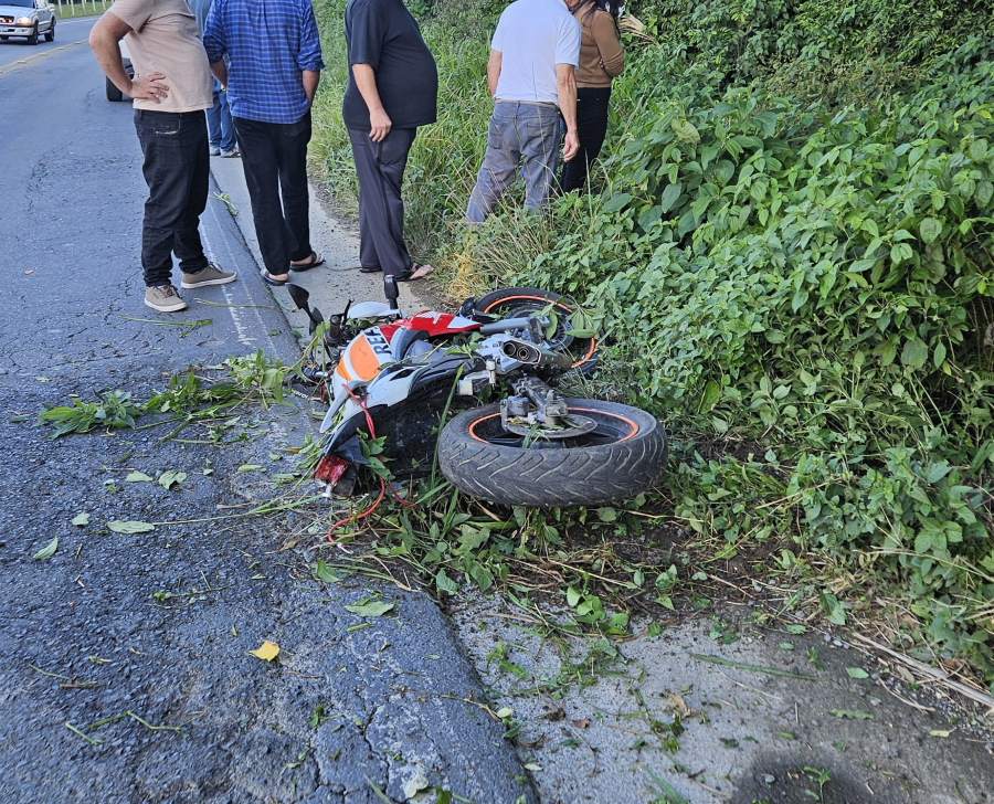 Motociclista fica ferido após perder o controle e cair em barranco na SC-108 em Urussanga