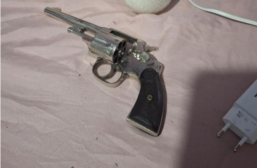 Mãe de ex-aluna é presa em flagrante após ameaçar escola por telefone em Criciúma; arma estava escondida em urso de pelúcia