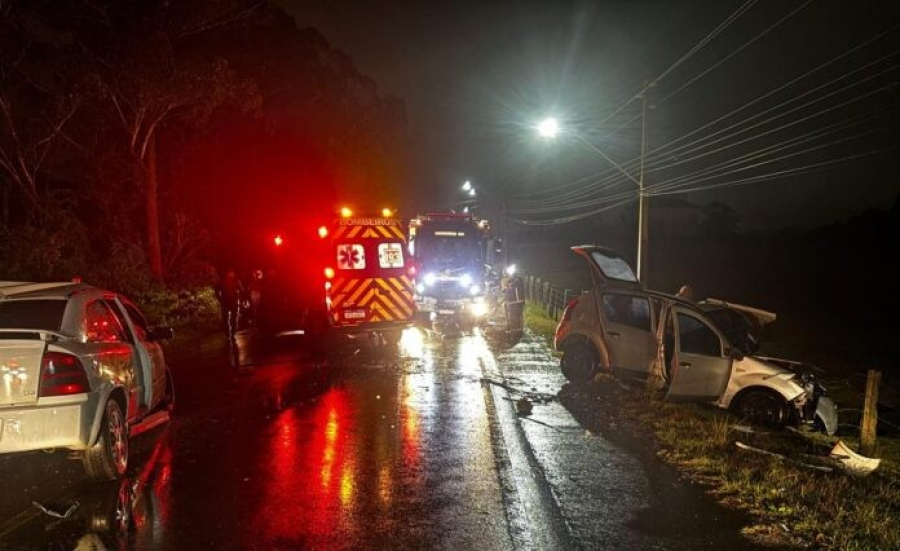 Colisão frontal entre carros mobiliza bombeiros e deixa motorista preso às ferragens em Criciúma