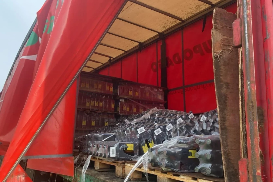 Carga de whisky cai de caminhão na SC-443 e cerca de 1,8 mil garrafas são saqueadas em Içara