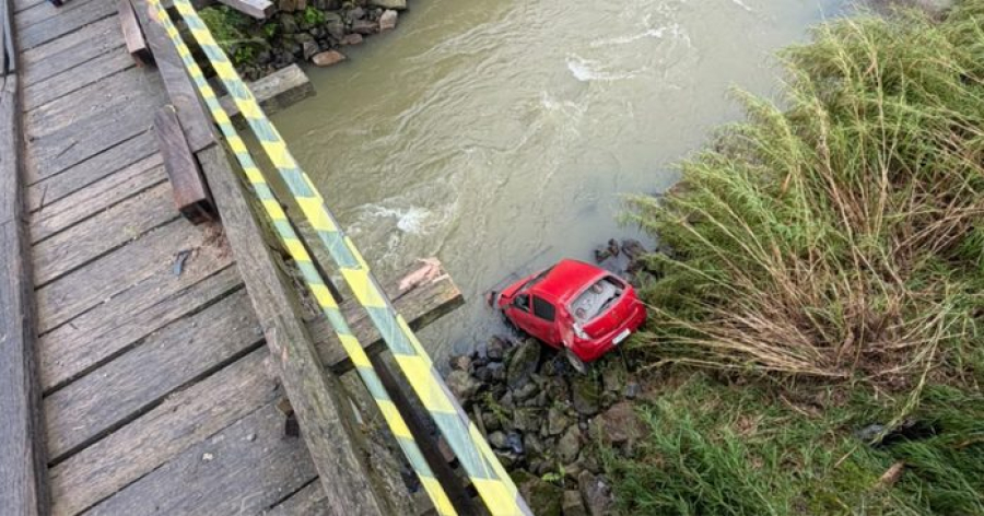Motorista de 63 anos sobrevive após carro cair de ponte de 15 metros de altura em Gravatal