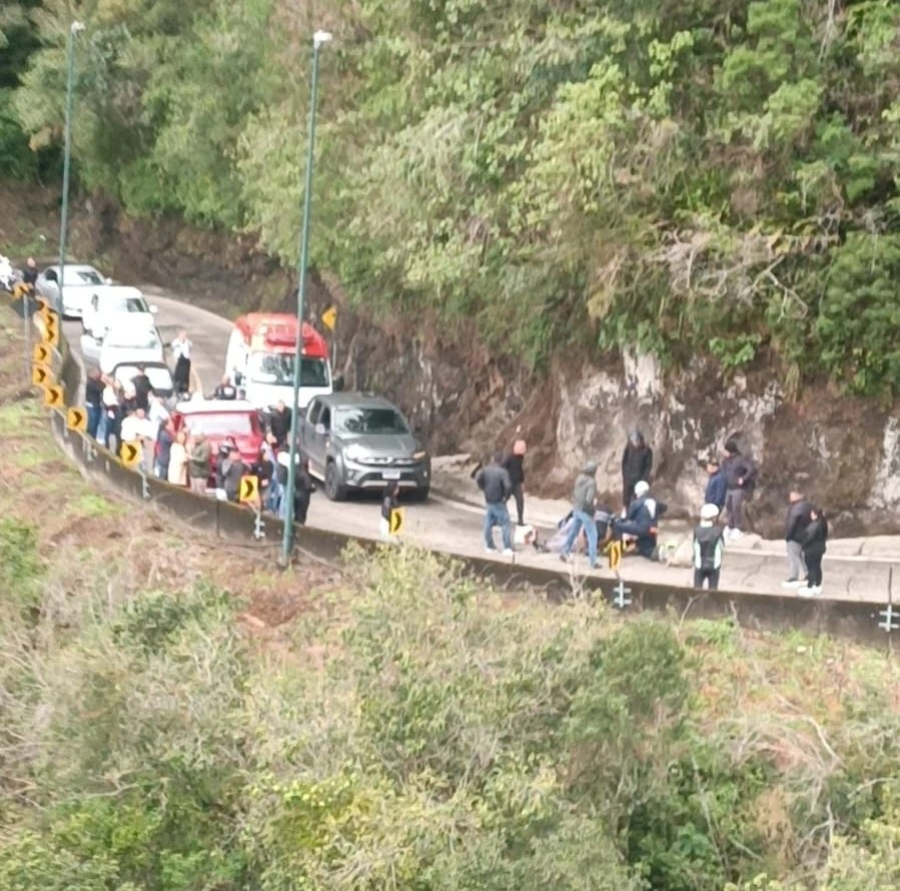 Ciclista de 60 anos fica gravemente ferido em colisão com caminhão na Serra do Rio do Rastro